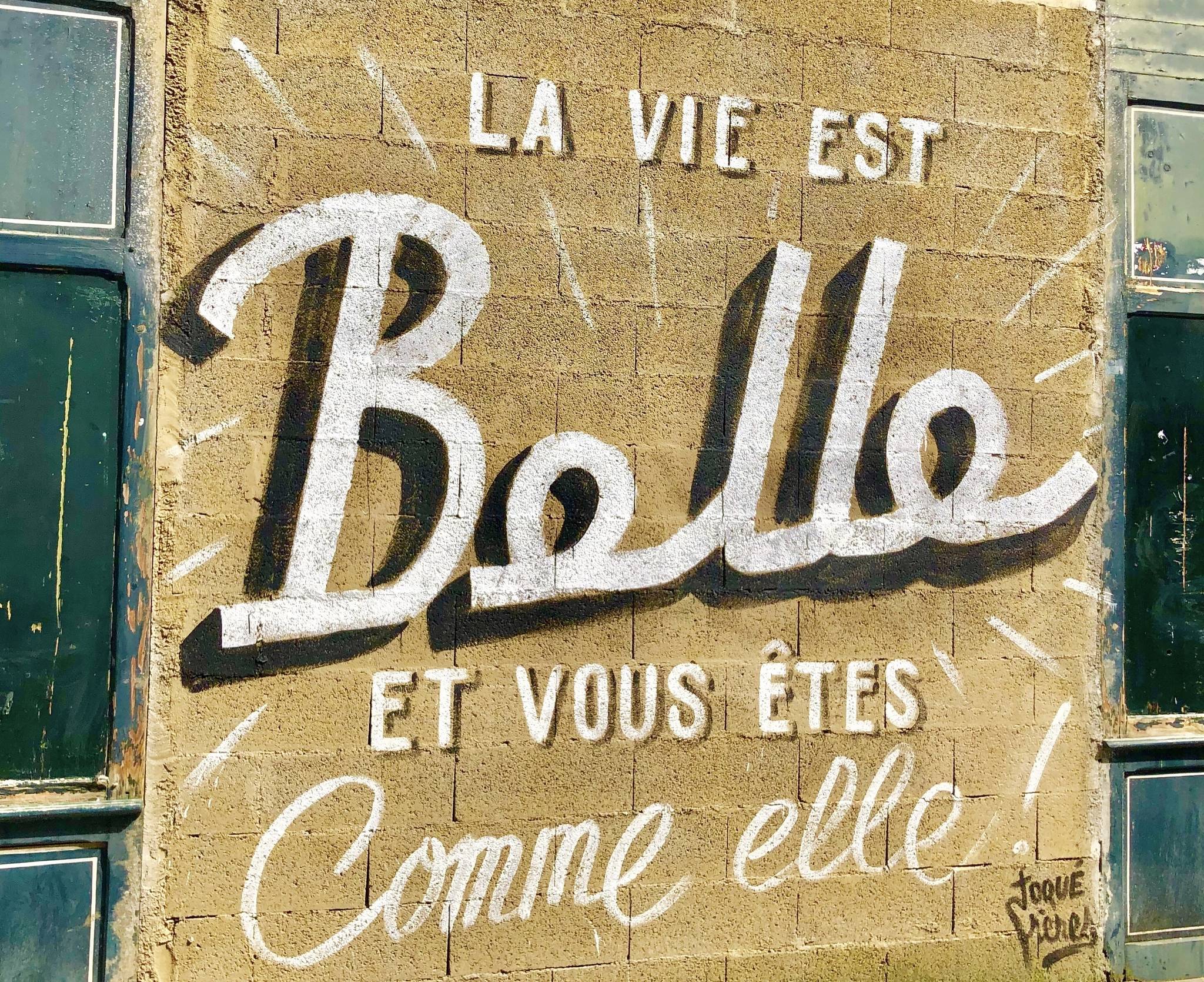 La vie est belle ! Tag à Nantes. Street art