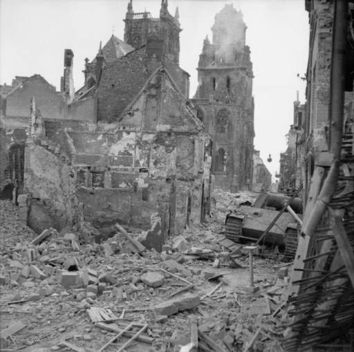 Zerstörte französiches Stadt mit kaputtem deutschen Panzer.
