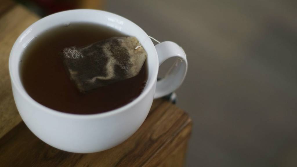 Foto einer Tasse Tee, in der ein Teebeutel schwimmt.