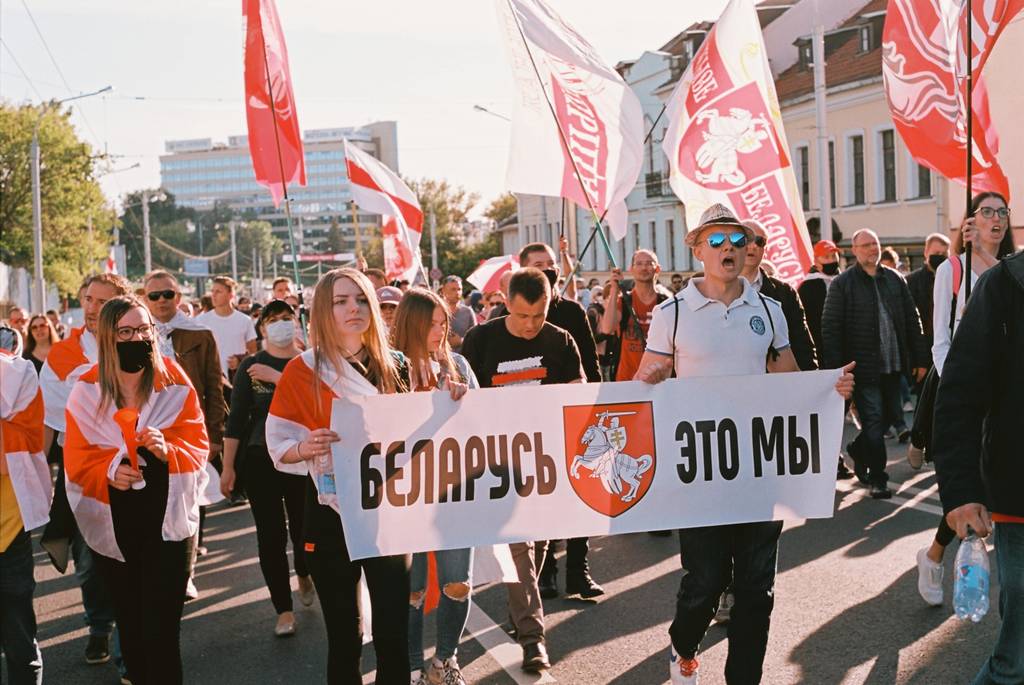 Gegen die Diktatur in Weissrussland demonstrierende Menschen (2020)