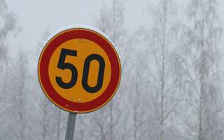 Foto eines Verkehrsschildes mit einer angegebenen Geschwindigkeitsbegrenzung von 50 Kilometern pro Stunde.