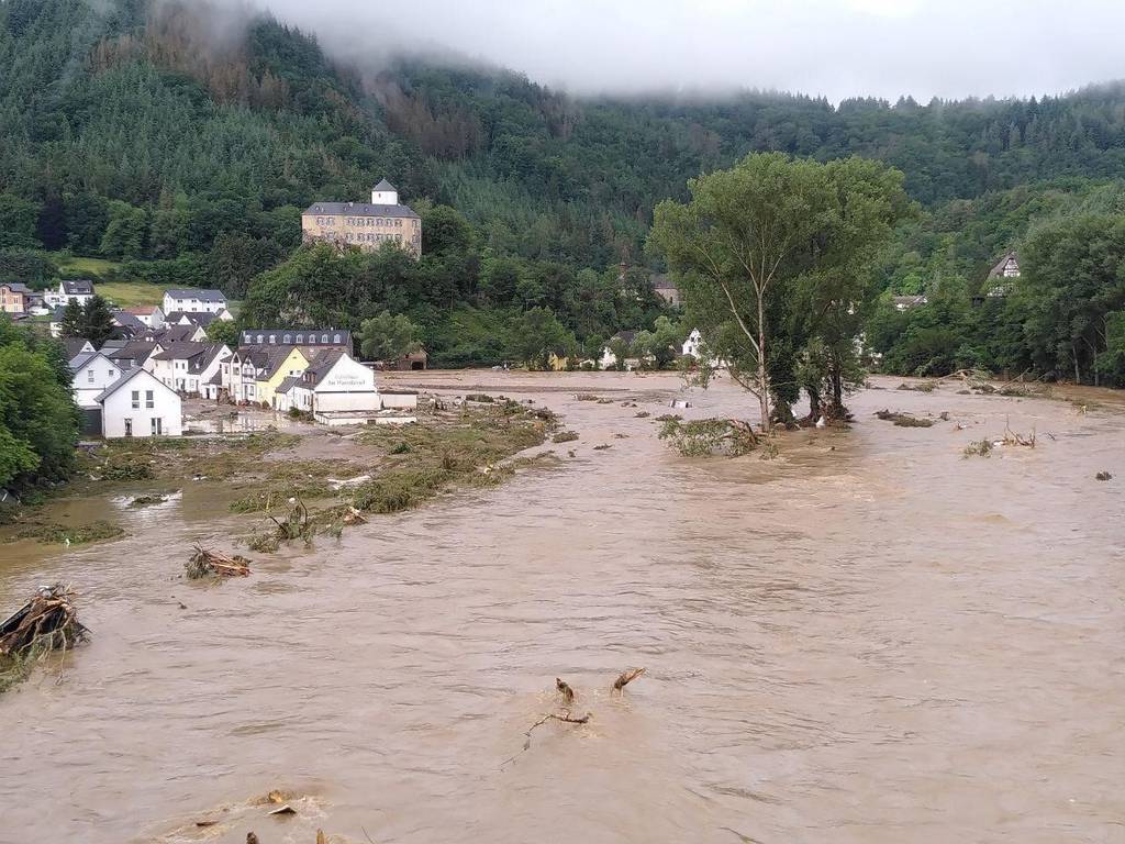 Die über ihre Ufer getretene Ahr überschwemmt einen Ort im Ahrtal in Deutschland.