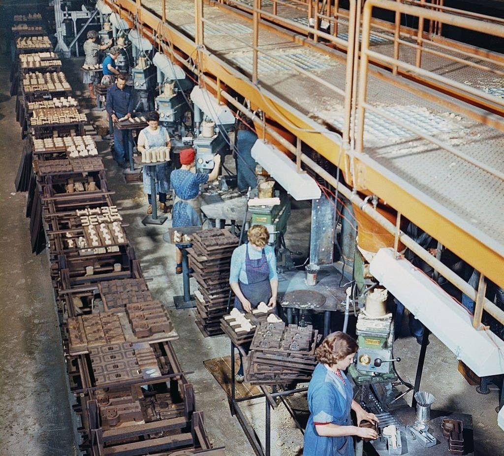 Arbeiterinnen bei genormten Tätigkeiten in einem metallverarbeitenden Betrieb im Jahr 1960