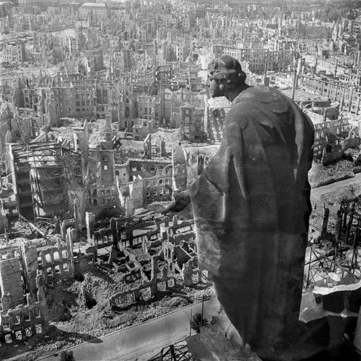 Zerstörte Dresdner Innenstadt, vom Rathausturm aus gesehen