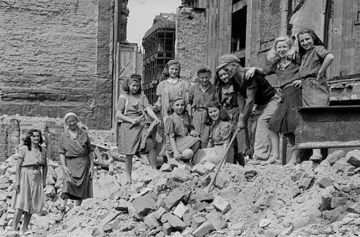 Ein Trümmerbeseitigungstrupp in Leipzig posiert für ein Bild im Jahr 1949.
