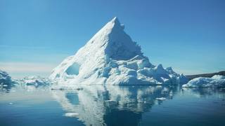Foto eines Eisbergs im Wasser.
