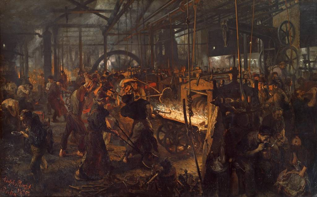 Arbeiter in einer Fabrikhalle, die Roheisen bearbeiten.