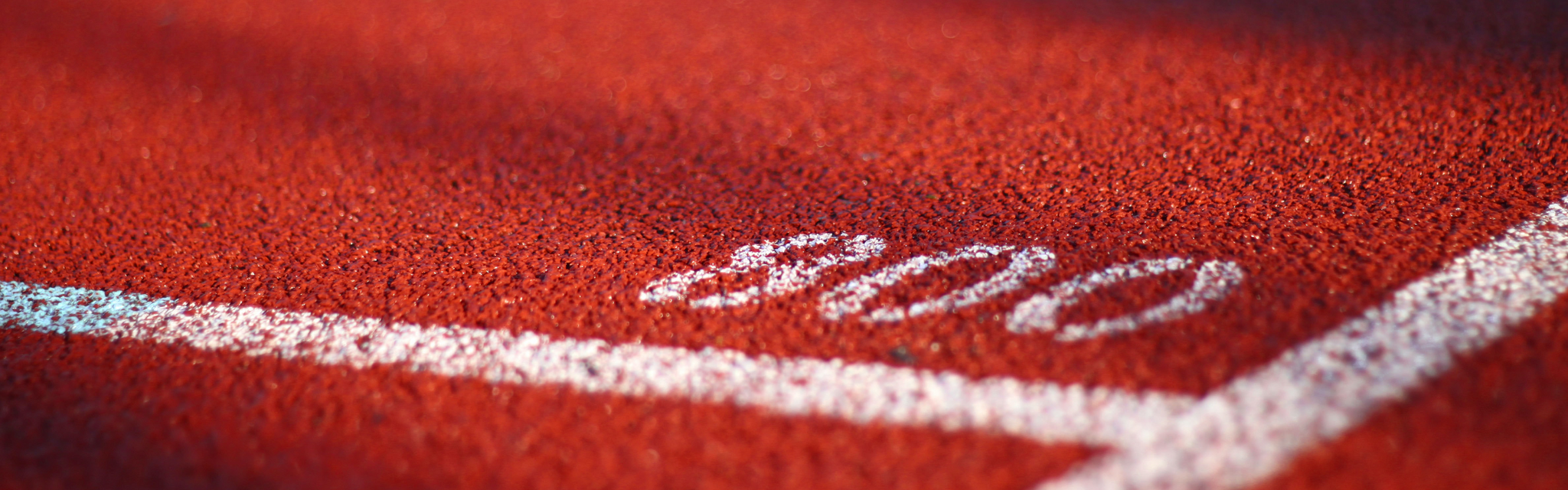 Nahaufnahme der 800m-Marke auf einer Kunststoffbahn für Leichtathletik