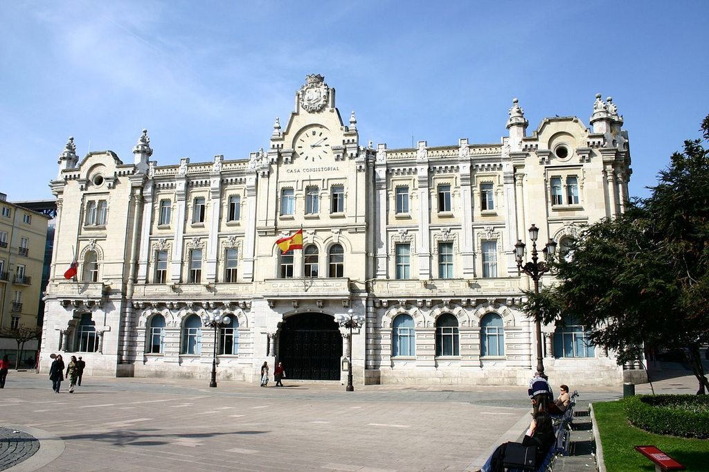 Es el ayuntamiento de la ciudad Santander