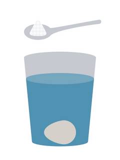 Ein Glas mit Wasser gefüllt. Am Boden des Glases liegt ein Ei. Über dem Glas ist ein Teelöffel. Auf dem Teelöffel befindet sich Salz.