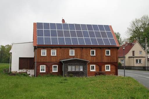 Auf dem Dach eines Hauses befinden sich mehrere Solarpanels.