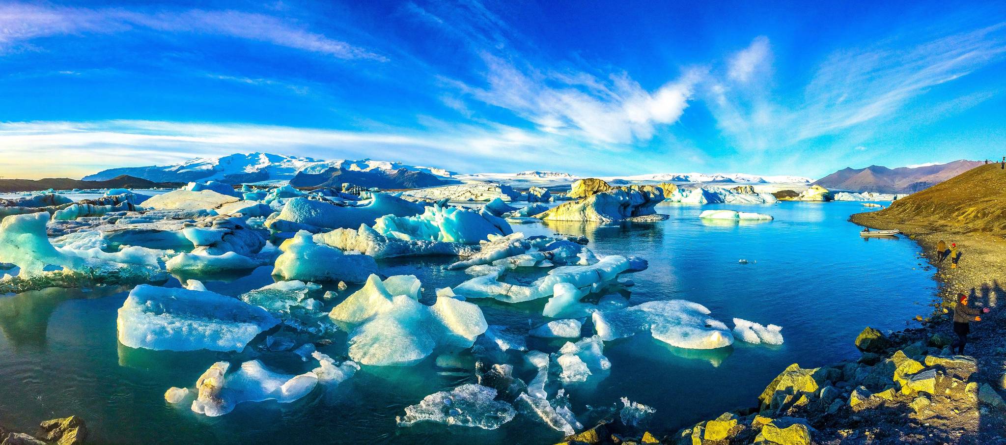 Landschaft in Island mit Wasser, Eis und Wolken