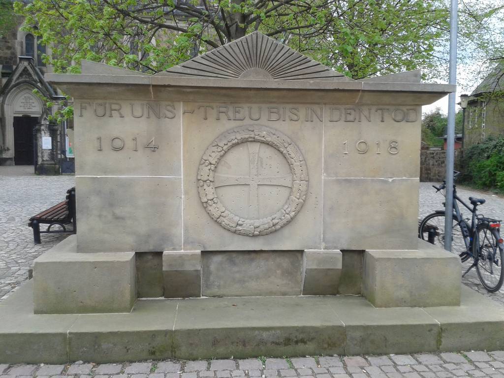 Kriegerdenkmal Koetzschenbroda mit Inschrift: „FÜR UNS − TREU BIS IN DEN TOD“