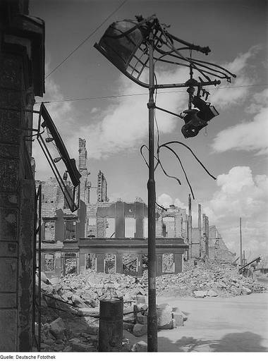 Eine zerstörte Kreuzung in Dresden.