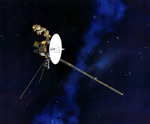 Künstlerische Darstellung der Voyager-Sonde im All. Zentrale Elemente sind mehrere Antennen sowie ein Kameraarm zur Aufzeichnung von Bildern.