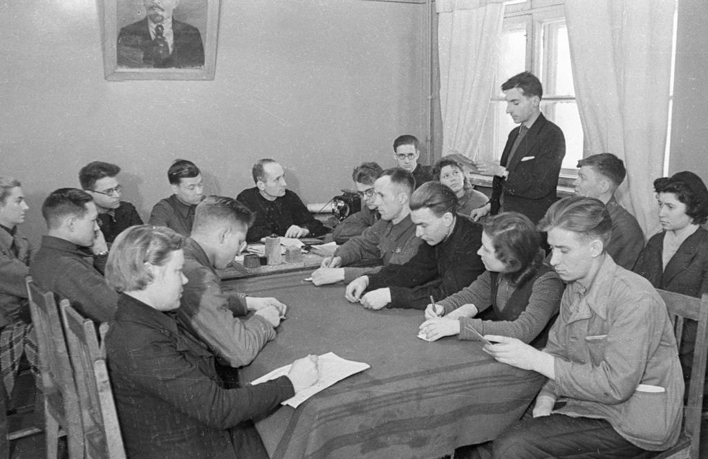 English: “Komsomol meeting”. Komsomol meeting at the Magnitka plant.