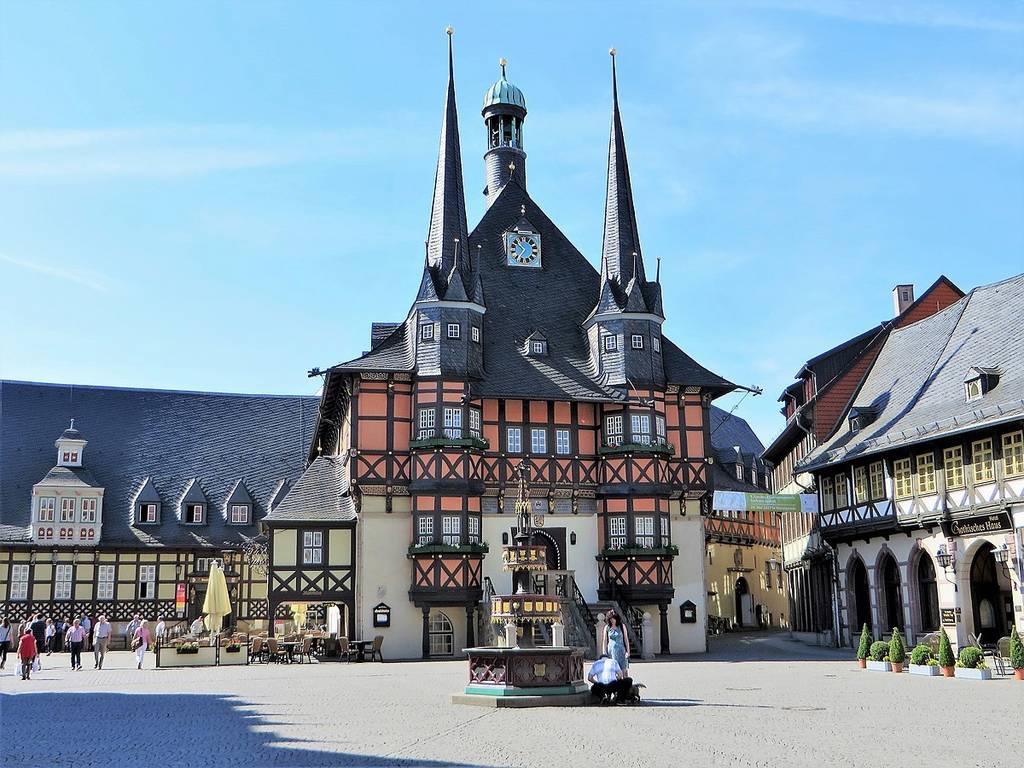 Blick vom Marktplatz mit dem historischen Wohltäterbrunnen auf das Rathaus von Wernigerode.